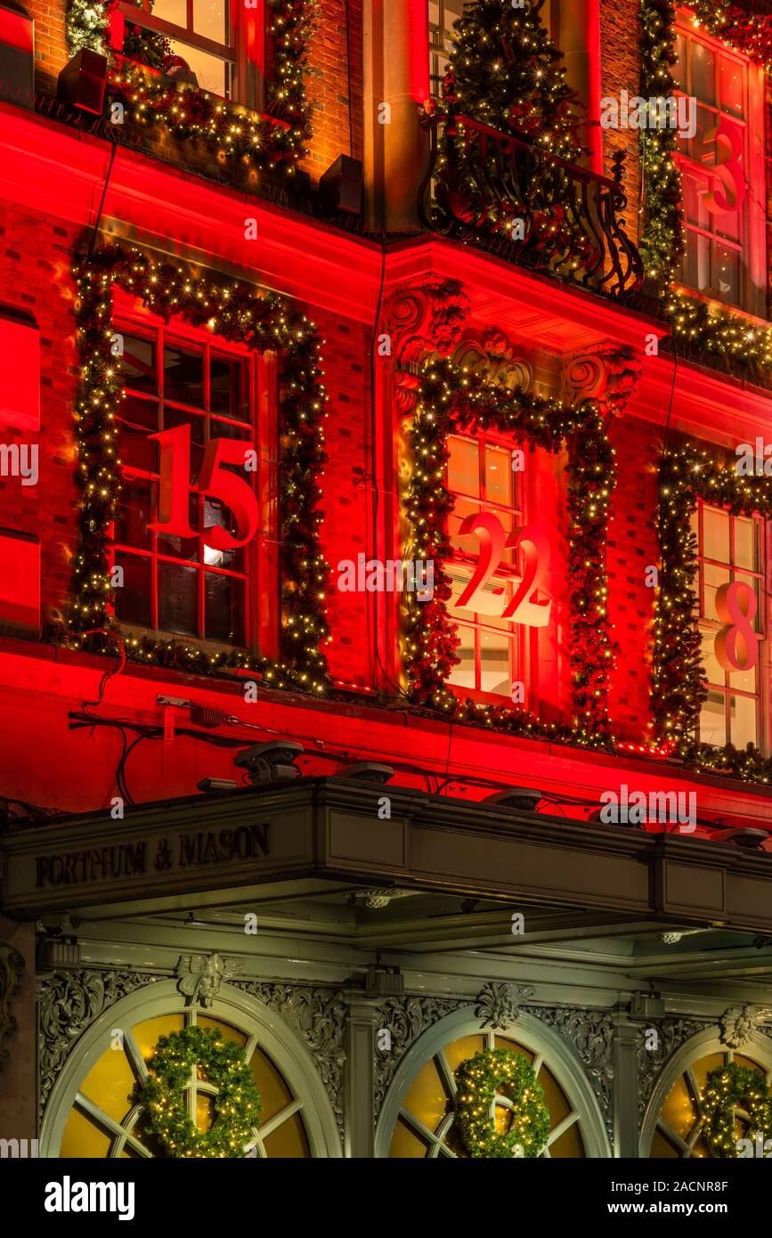 LONDON, UK, 01. Dezember 2019: Fortnum & Mason ist für Weihnachten dekoriert. 1707 von William Fortnum und Hugh Mason in Piccadilly London etabliert Stockfoto LONDON, UK, 01. Dezember 2019: Fortnum & Mason ist für Weihnachten dekoriert. 1707 von William Fortnum und Hugh Mason in Piccadilly London etabliert Stockfoto