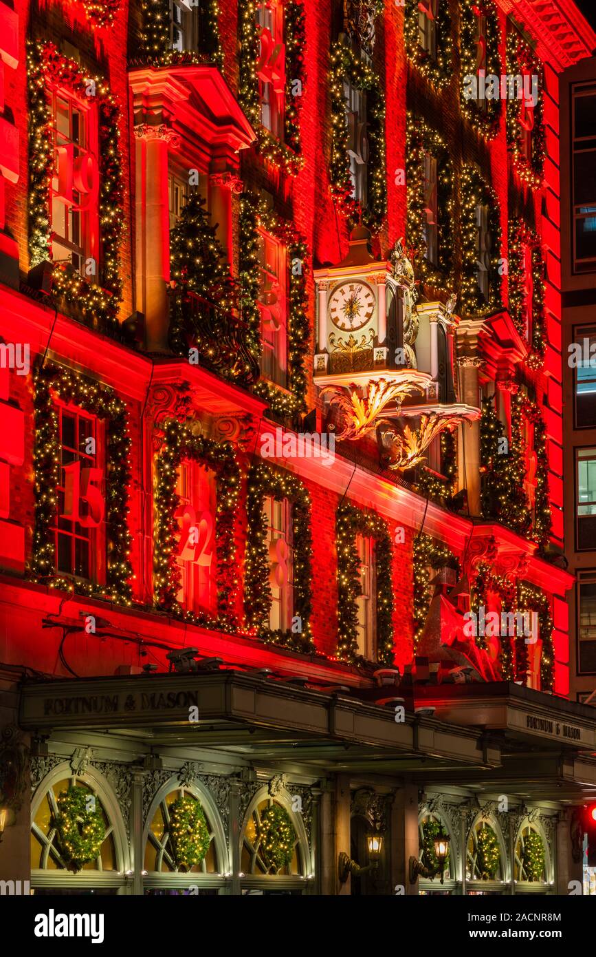 LONDON, UK, 01. Dezember 2019: Fortnum & Mason ist für Weihnachten dekoriert. 1707 von William Fortnum und Hugh Mason in Piccadilly London etabliert Stockfoto LONDON, UK, 01. Dezember 2019: Fortnum & Mason ist für Weihnachten dekoriert. 1707 von William Fortnum und Hugh Mason in Piccadilly London etabliert Stockfoto