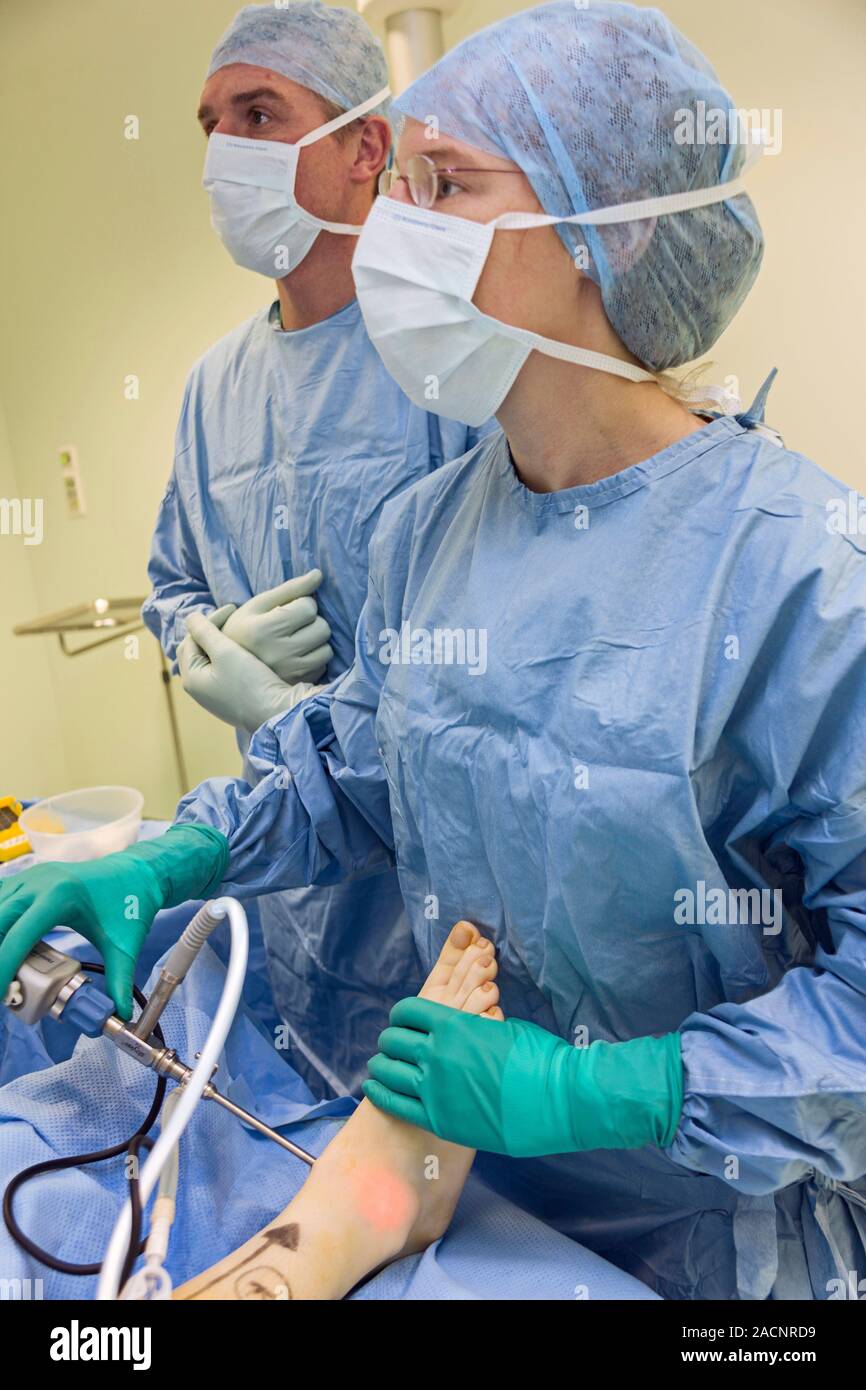 Sprunggelenk Arthroskopie. Orthopädische Chirurgen mit schlüsselloch Arthroskopie Instrumente ...