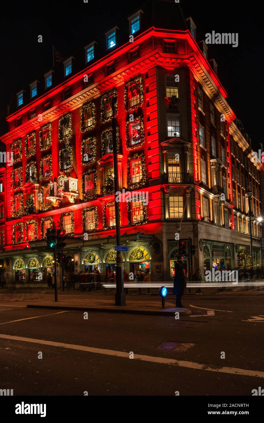 LONDON, UK, 01. Dezember 2019: Fortnum & Mason ist für Weihnachten dekoriert. 1707 von William Fortnum und Hugh Mason in Piccadilly London etabliert Stockfoto LONDON, UK, 01. Dezember 2019: Fortnum & Mason ist für Weihnachten dekoriert. 1707 von William Fortnum und Hugh Mason in Piccadilly London etabliert Stockfoto