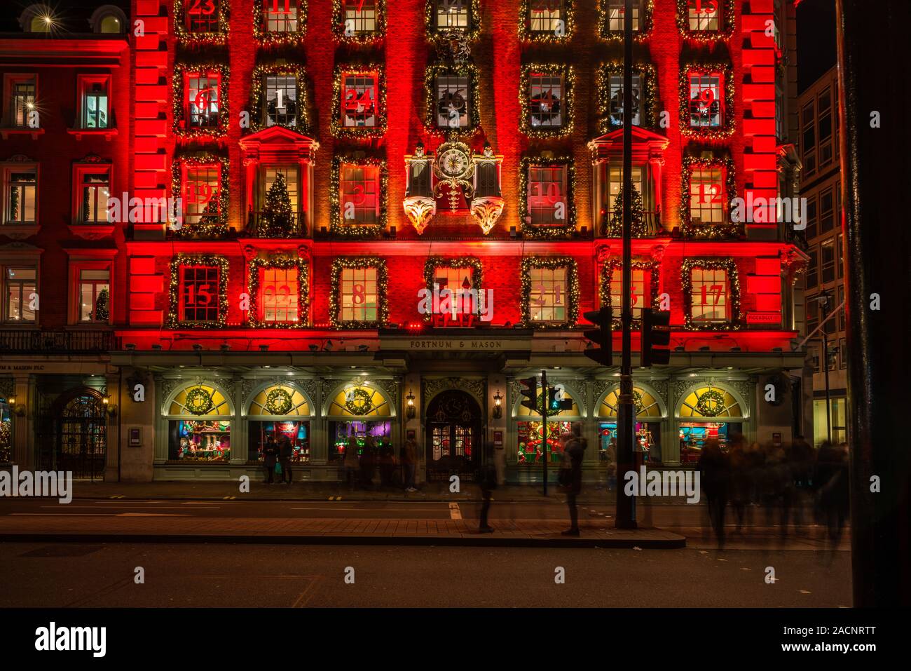LONDON, UK, 01. Dezember 2019: Fortnum & Mason ist für Weihnachten dekoriert. 1707 von William Fortnum und Hugh Mason in Piccadilly London etabliert Stockfoto LONDON, UK, 01. Dezember 2019: Fortnum & Mason ist für Weihnachten dekoriert. 1707 von William Fortnum und Hugh Mason in Piccadilly London etabliert Stockfoto