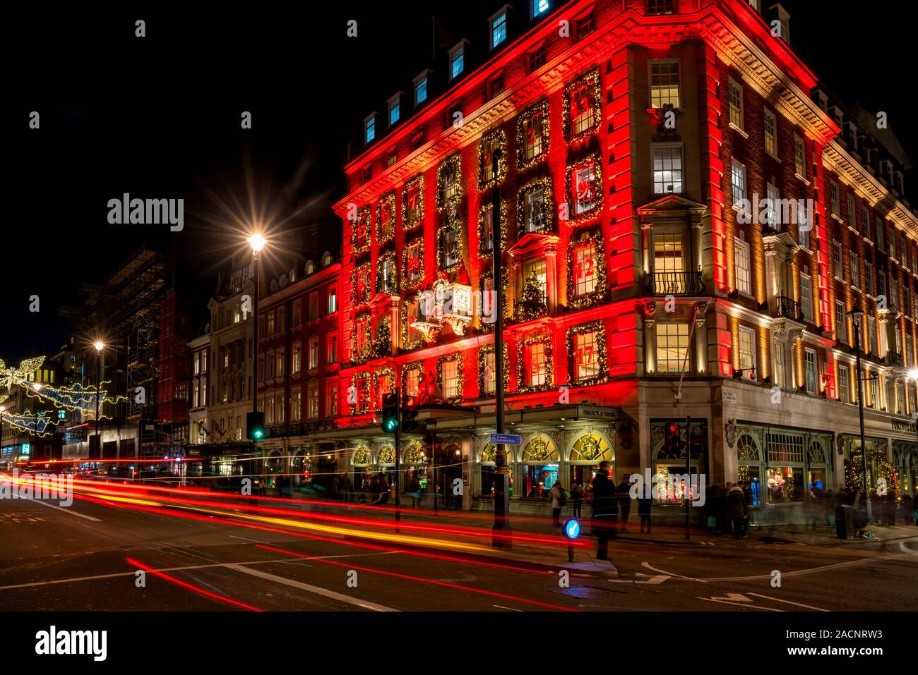 LONDON, UK, 01. Dezember 2019: Fortnum & Mason ist für Weihnachten dekoriert. 1707 von William Fortnum und Hugh Mason in Piccadilly London etabliert Stockfoto LONDON, UK, 01. Dezember 2019: Fortnum & Mason ist für Weihnachten dekoriert. 1707 von William Fortnum und Hugh Mason in Piccadilly London etabliert Stockfoto
