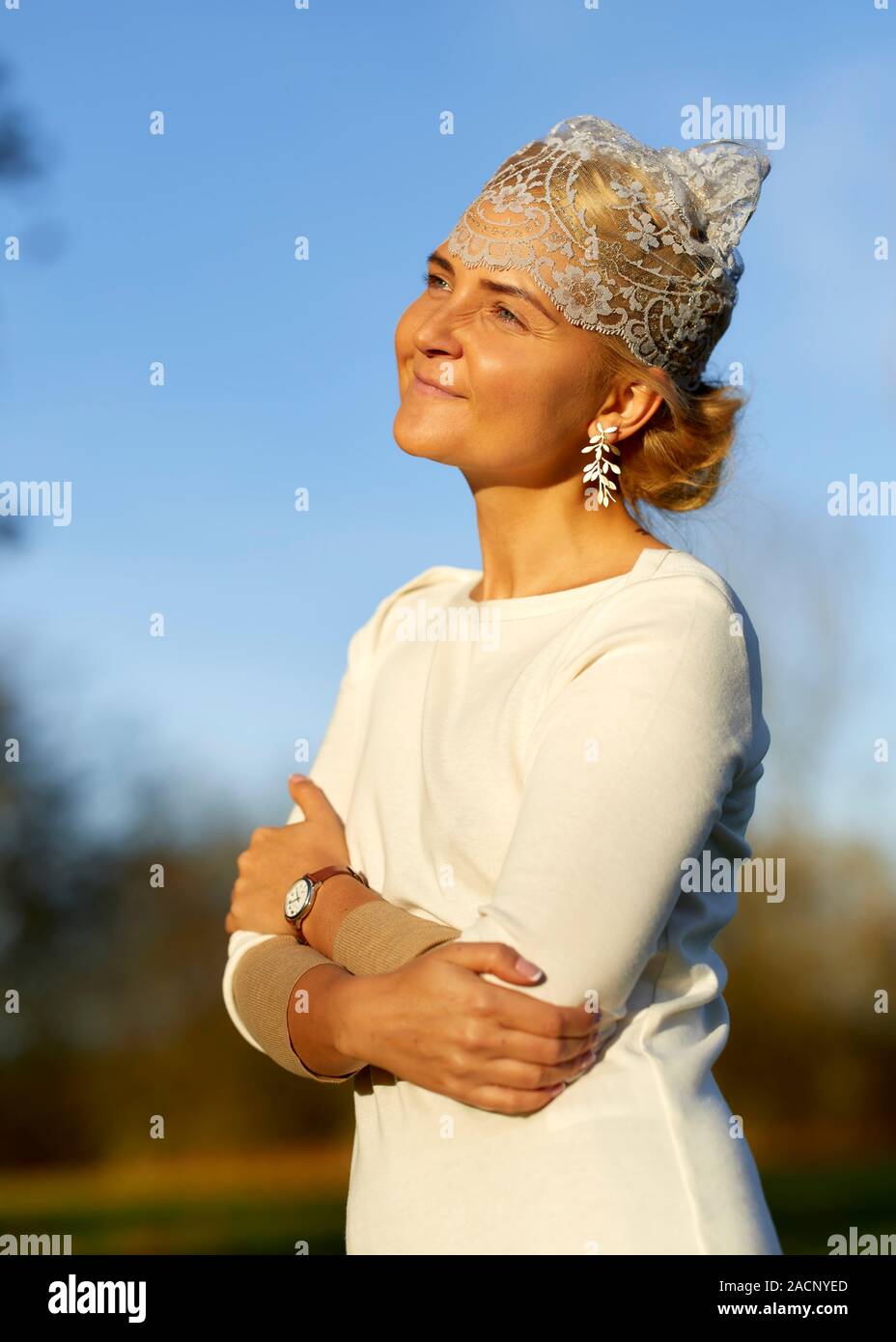 Schöne Frau im freien Stockfoto