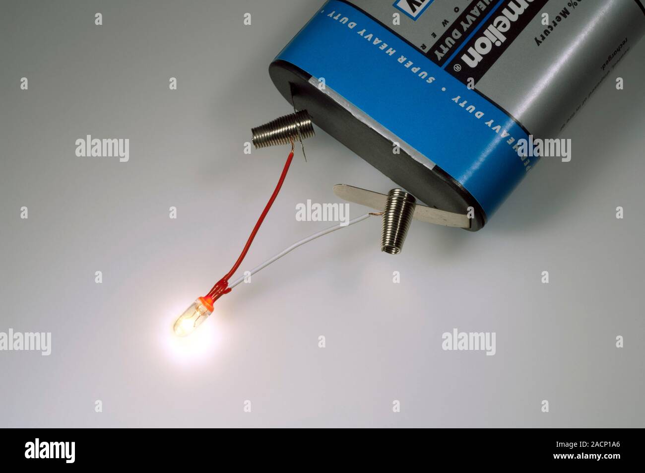 Miniatur-Glühlampe und Batterie. Kabel-ended Miniatur Glühbirne auf die  Pole einer Zink-Kohle Batterie. Im Gegensatz zu grösseren Inca  Stockfotografie - Alamy