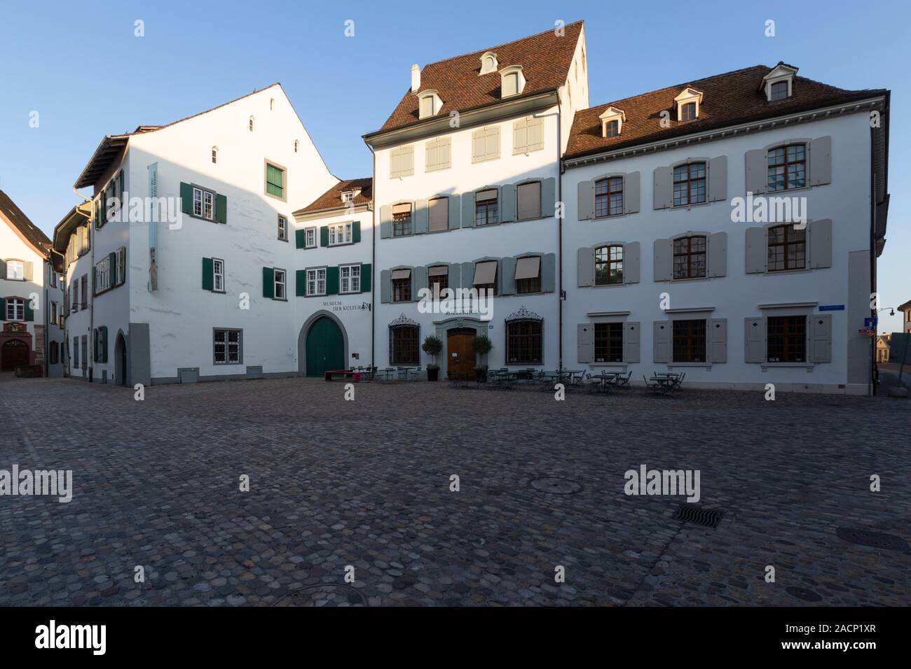 Schweiz, Basel, Münsterplatz, 3. August 2019. Mittelalterlichen Gebäuden, das Museum der Kulturen in der Altstadt von Basel. Stockfoto