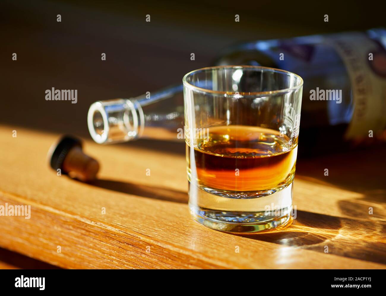 Whisky Glas und Flasche Stockfoto