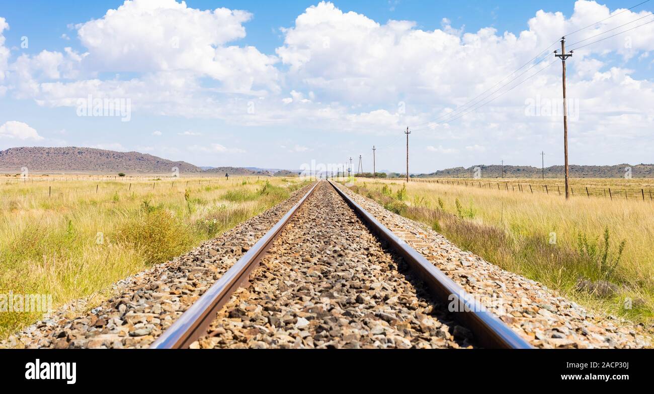 Leere stahl die Bahn in der Landschaft ländliche Ackerland Gebiet von Südafrika Stockfoto