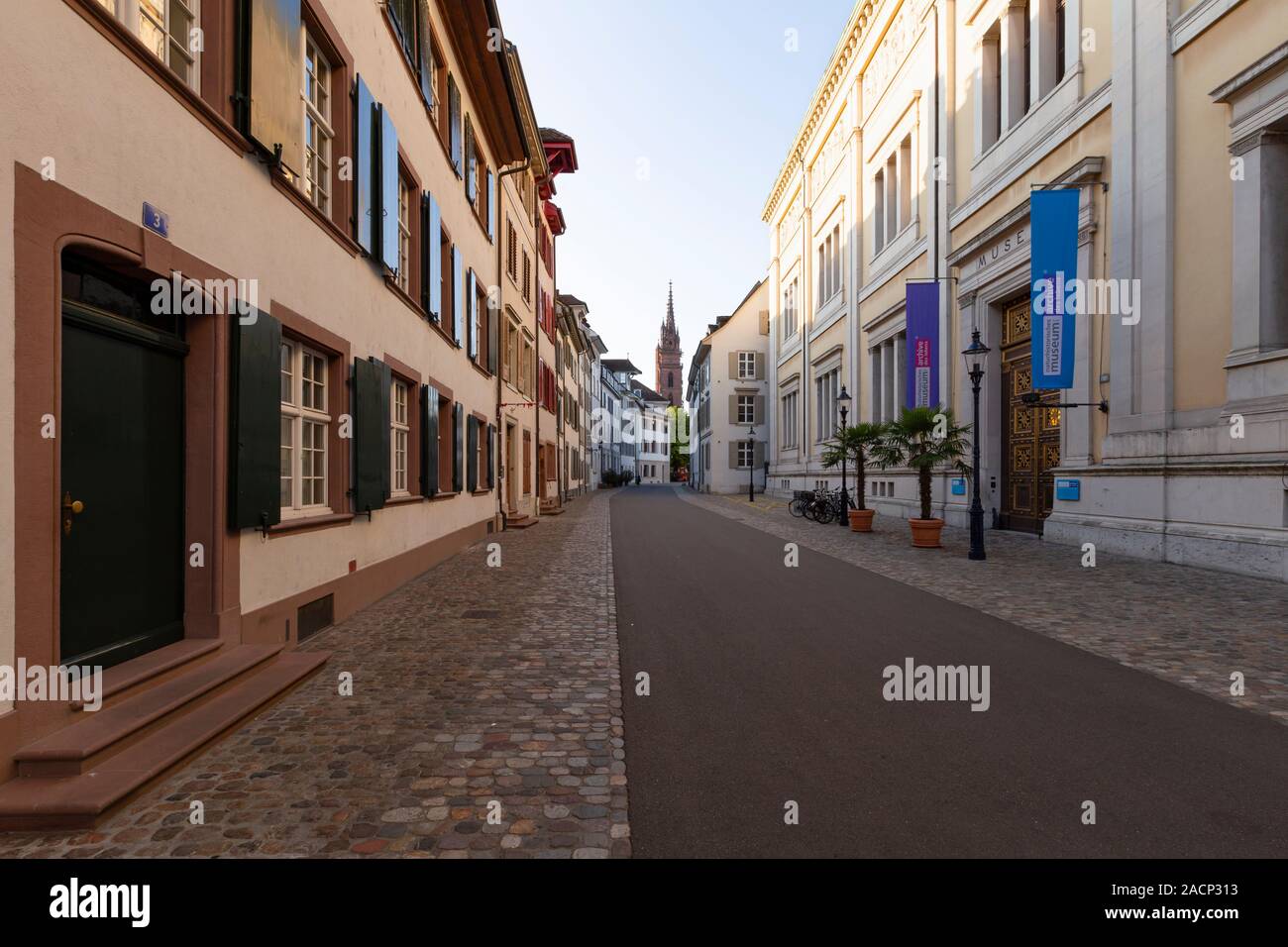 Schweiz, Basel, Augustinergasse, 3. August 2019. Blick auf eine Straße mit mittelalterlichen Gebäude in der Altstadt von Basel. Stockfoto