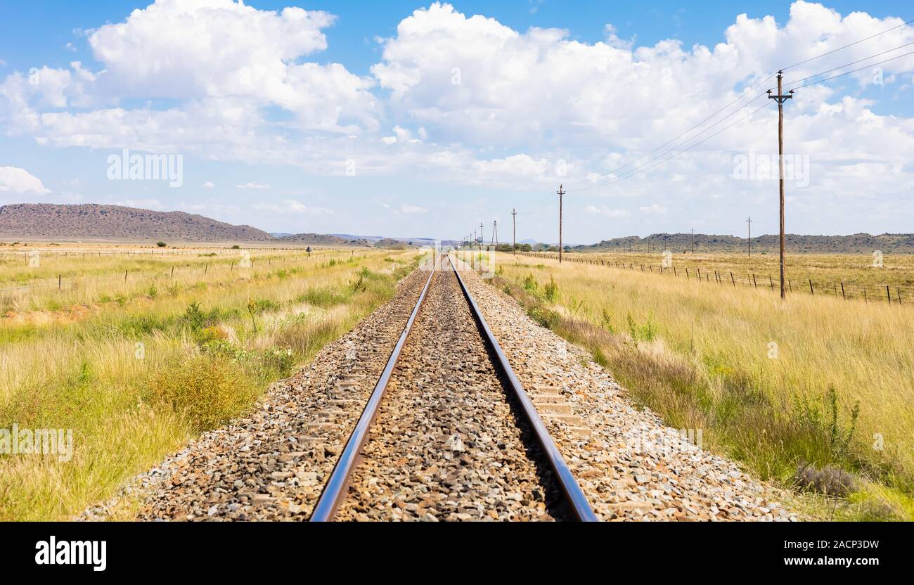 Leere stahl die Bahn in der Landschaft ländliche Ackerland Gebiet von Südafrika Stockfoto