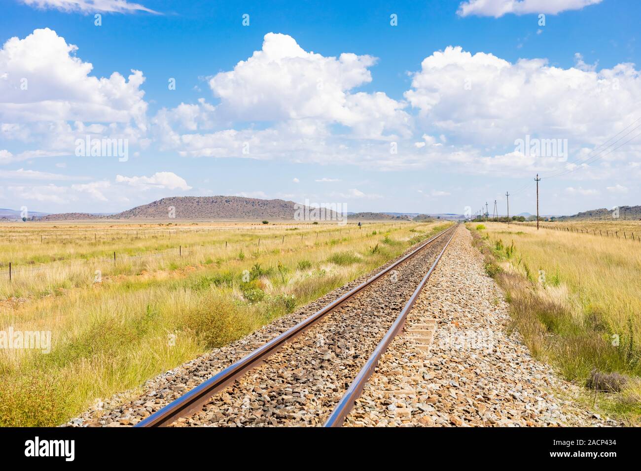 Leere stahl die Bahn in der Landschaft ländliche Ackerland Gebiet von Südafrika Stockfoto
