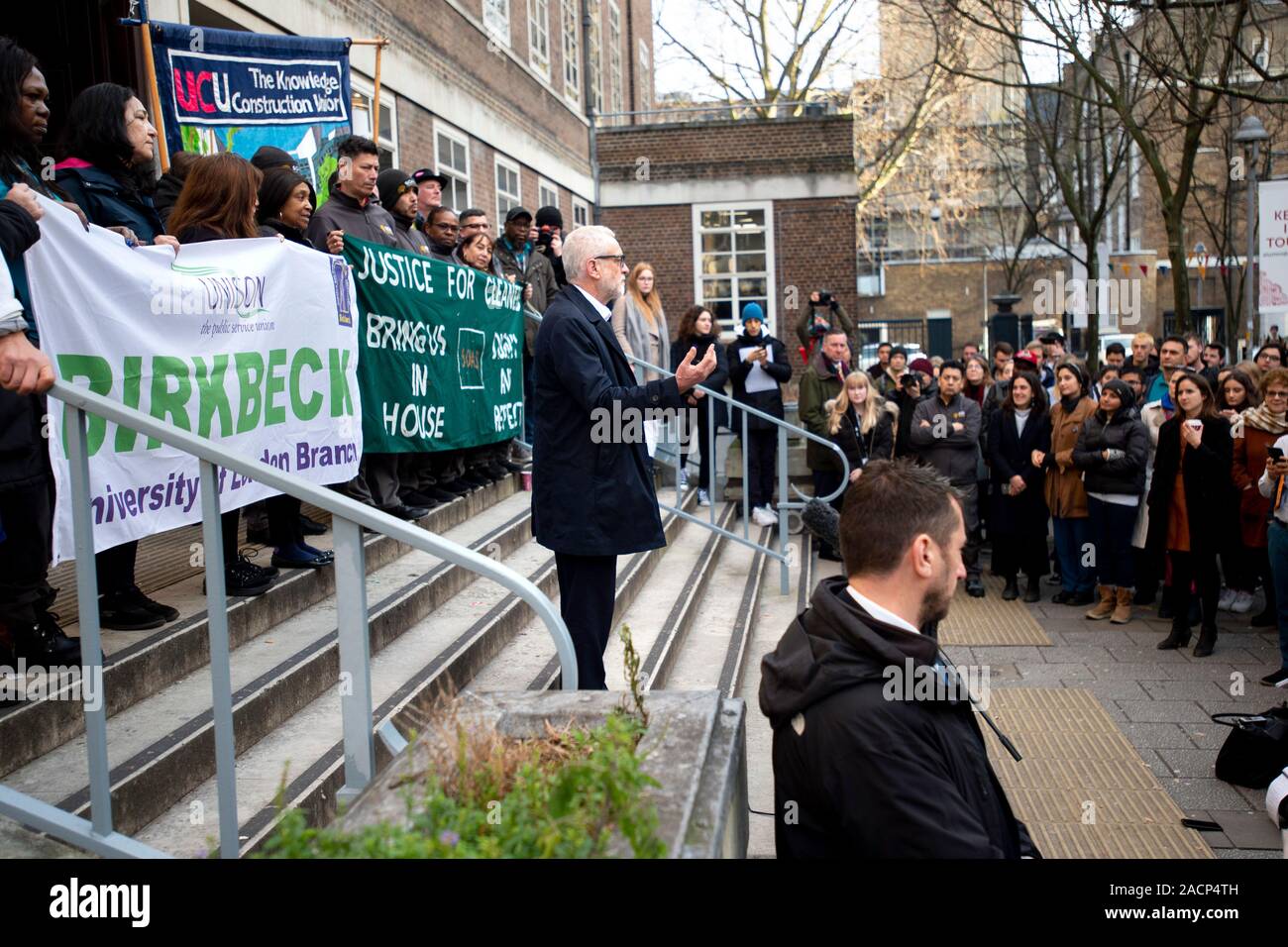 Der Führer der Jeremy Corbyn sprechen außerhalb Birkbeck/SOAS der Universität London, der bei der Bekanntgabe seiner Parteien der Plan für die Erweiterung des workersÍ Rechte, während auf dem allgemeinen Wahlkampagne Trail. Stockfoto
