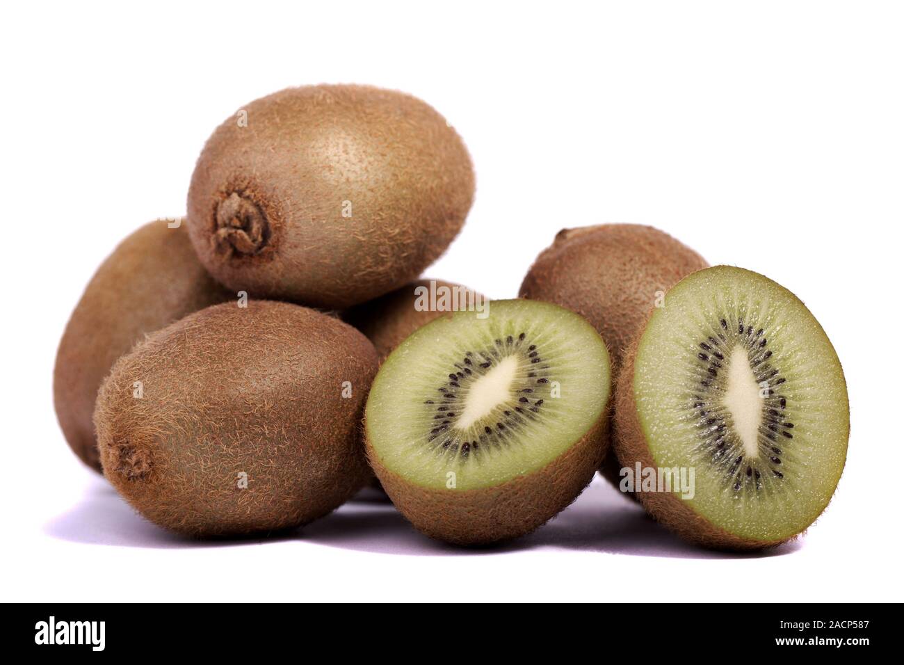 Kiwis auf weißem Hintergrund Stockfoto