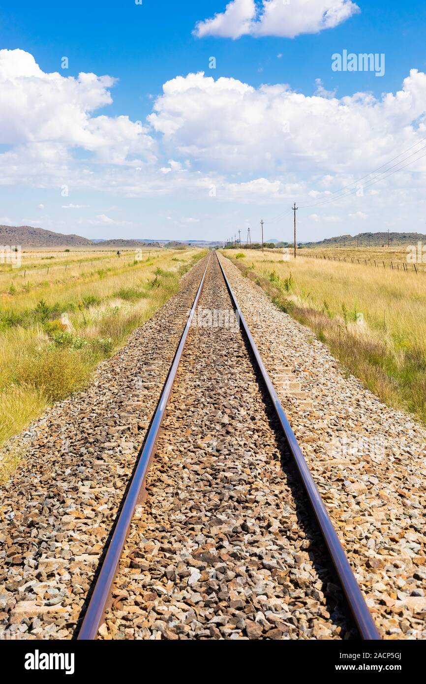 Leere stahl die Bahn in der Landschaft ländliche Ackerland Gebiet von Südafrika Stockfoto