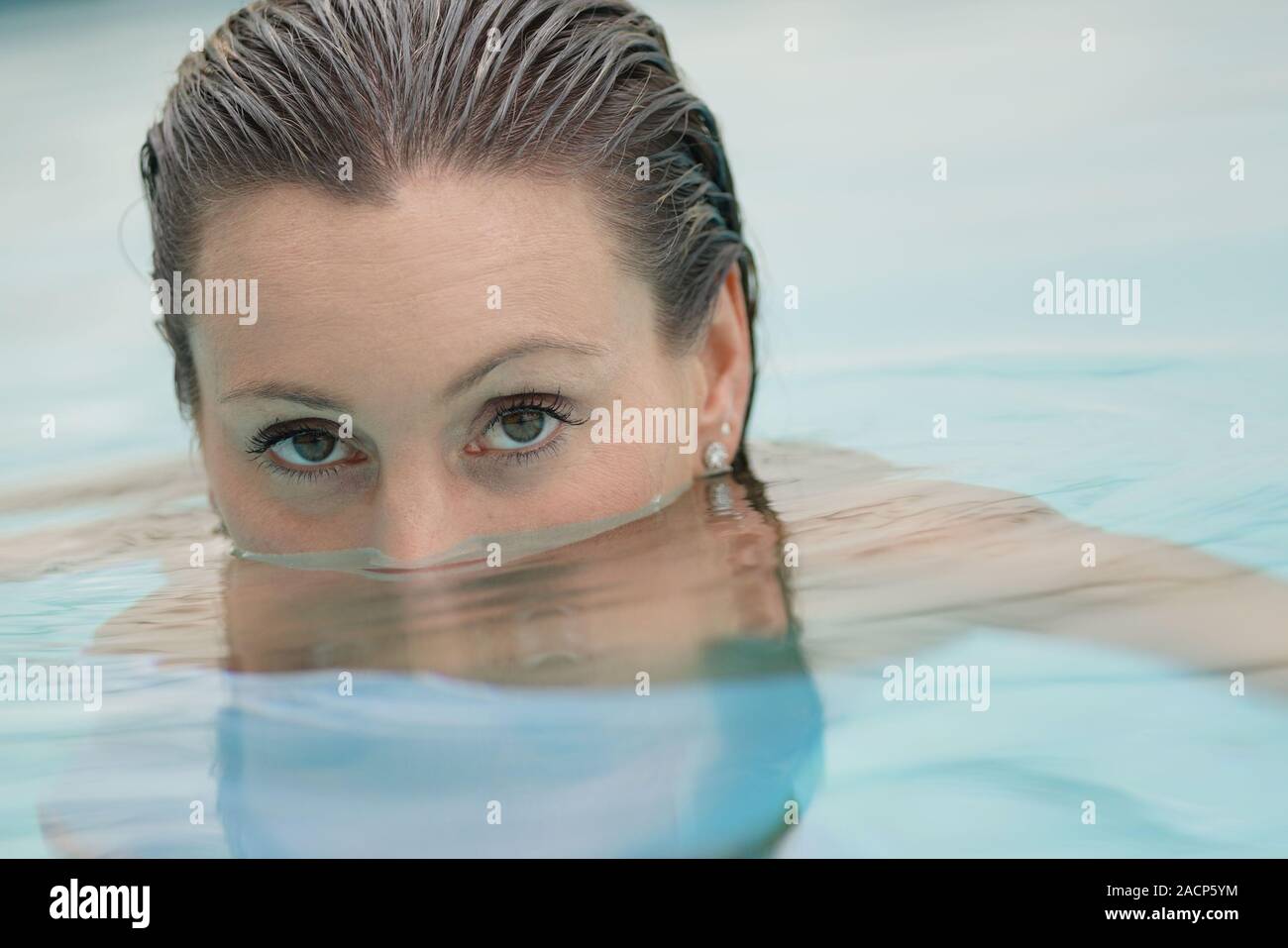 Portrait von atemberaubende Frau im Pool mit roten Lippenstift Stockfoto