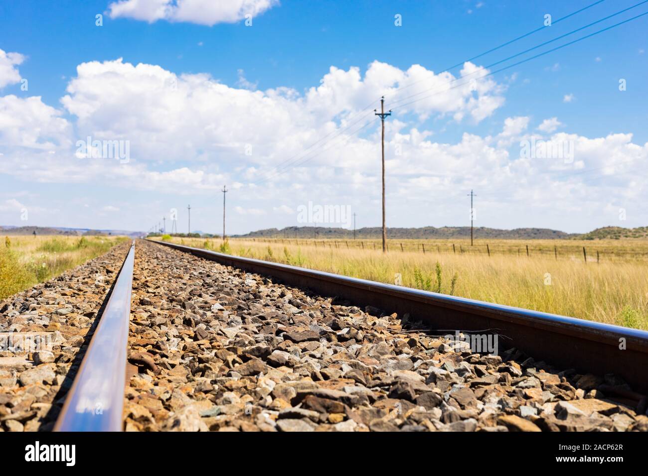 Leere stahl die Bahn in der Landschaft ländliche Ackerland Gebiet von Südafrika Stockfoto