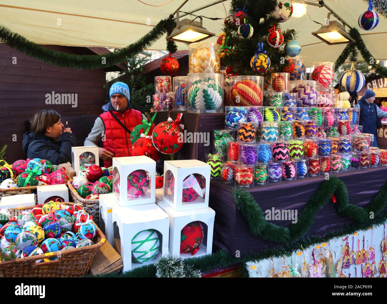 Krakau. Krakau. Polen. Weihnachten jährliche Straßenfest auf dem Marktplatz. Christbaumschmuck stehen. Stockfoto