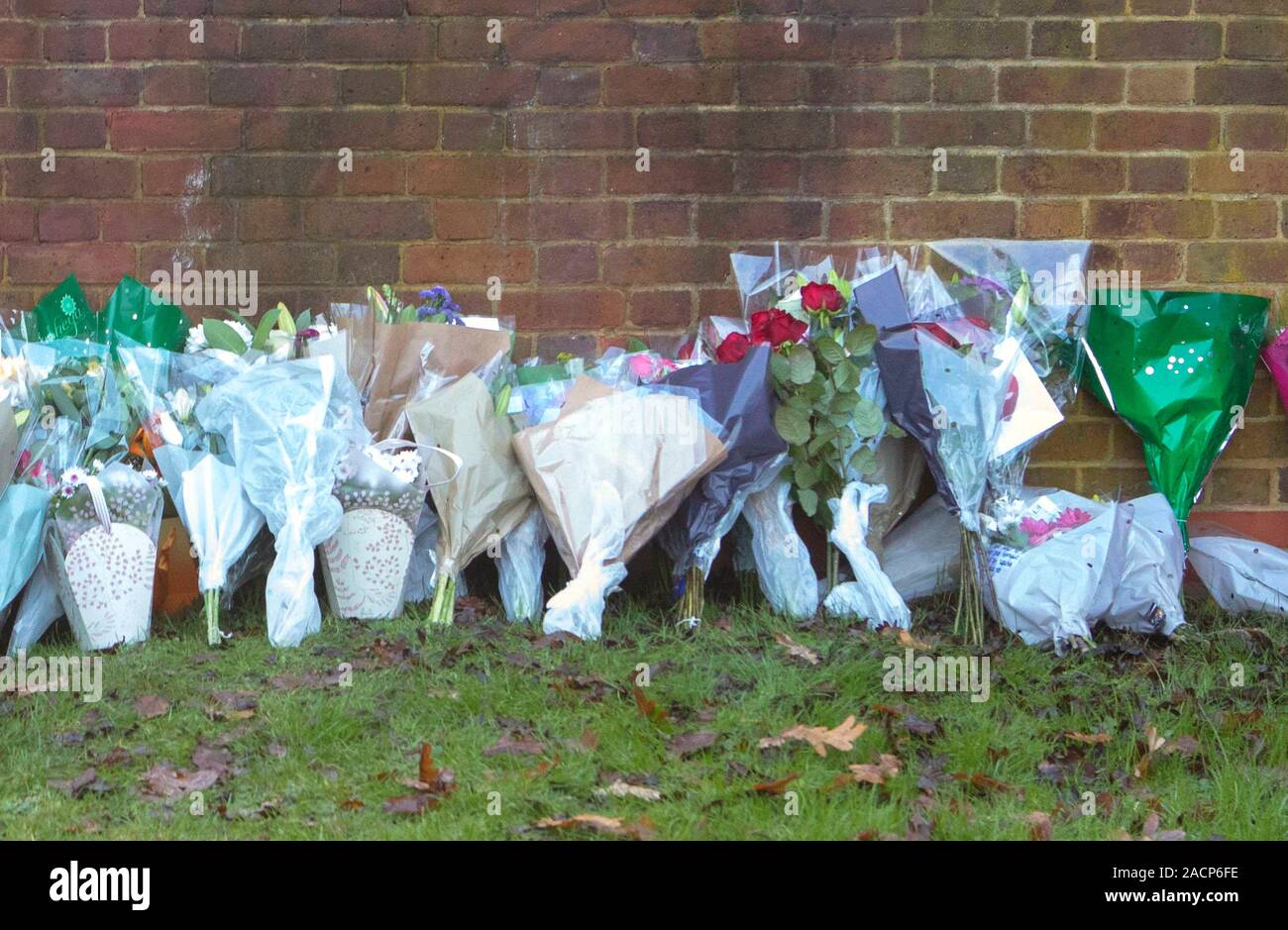Blumen und Tribute an die Szene in der Nähe von debden Park High School, in Loughton, Essex, als Mord Untersuchung eingeleitet, nachdem ein 12-jähriger Junge getötet wurde, als ein Auto in die Kinder abgestürzt. Stockfoto