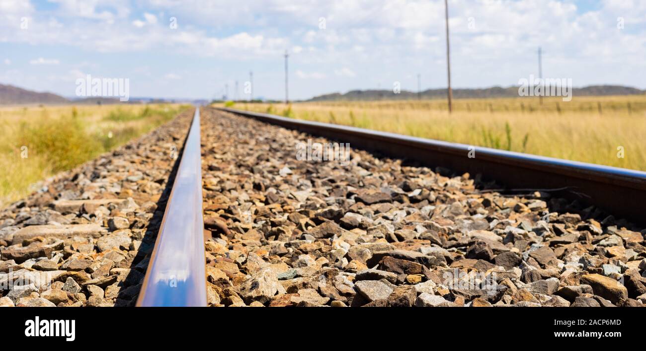 Leere stahl die Bahn in der Landschaft ländliche Ackerland Gebiet von Südafrika Stockfoto