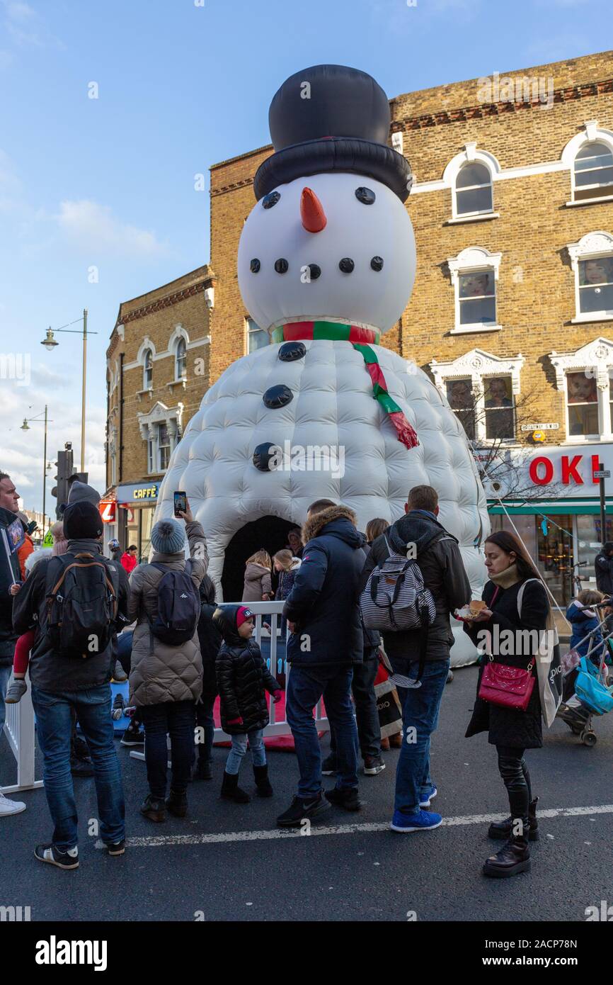 Riesiger Schneemann im Stadtzentrum von Wimbledon, London Stockfoto