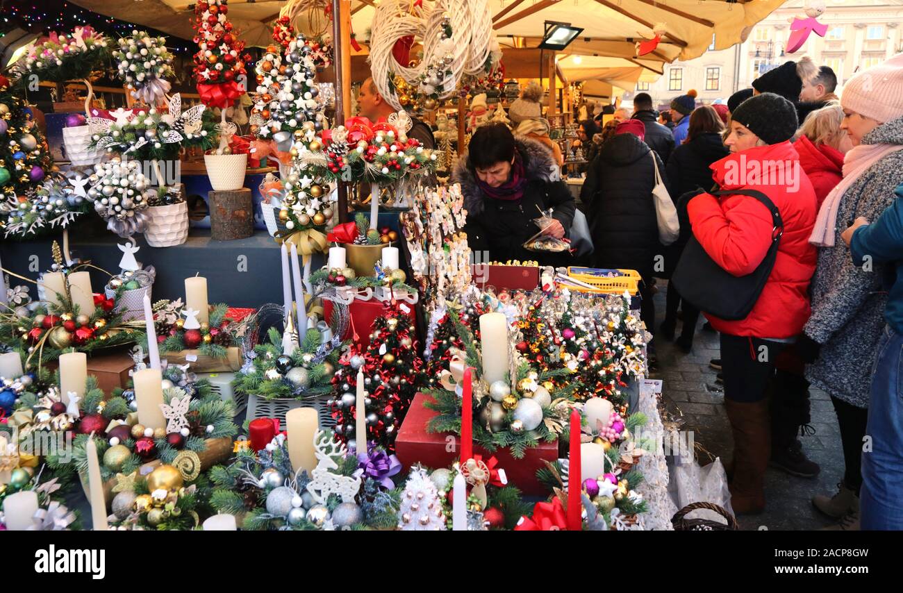 Krakau. Krakau. Polen. Weihnachten jährliche Straßenfest auf dem Marktplatz. Christbaumschmuck stehen. Stockfoto