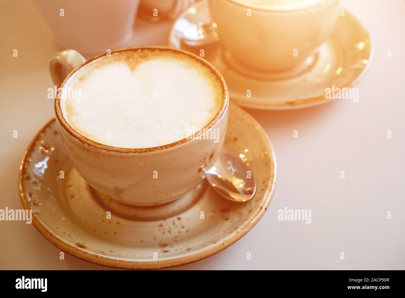 Zwei Tassen Cappuccino auf dem Tisch Stockfoto