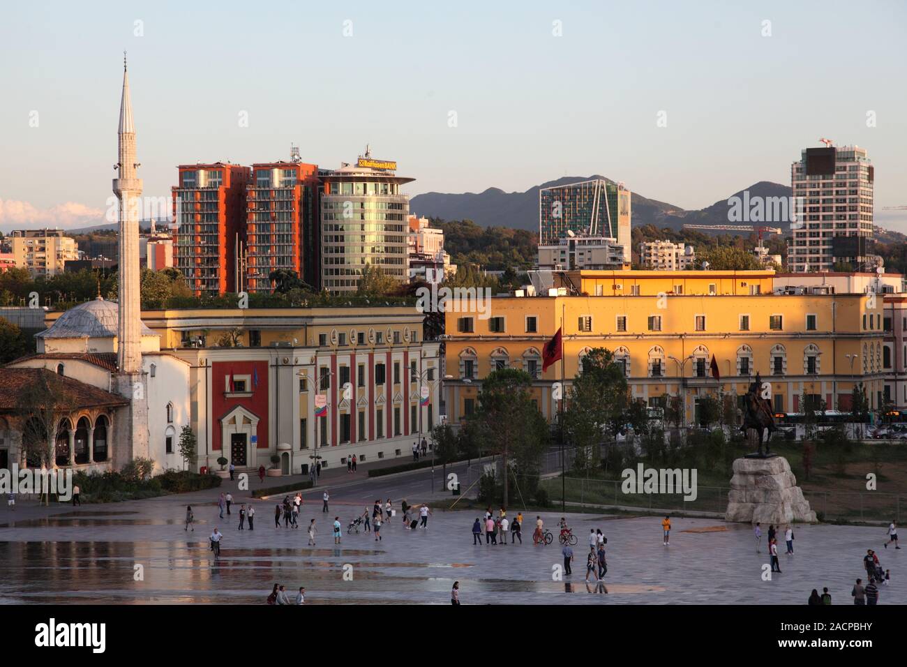 Etam Bey Moschee und Ansichten von Tirana über Skanderberg Square von National History Museum, Tirana, Albanien Stockfoto