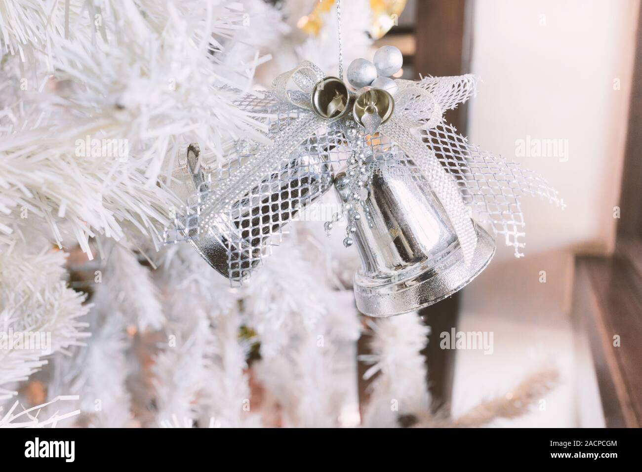 Weihnachtsbaum mit Glocke und Gold Hintergrund. Stockfoto