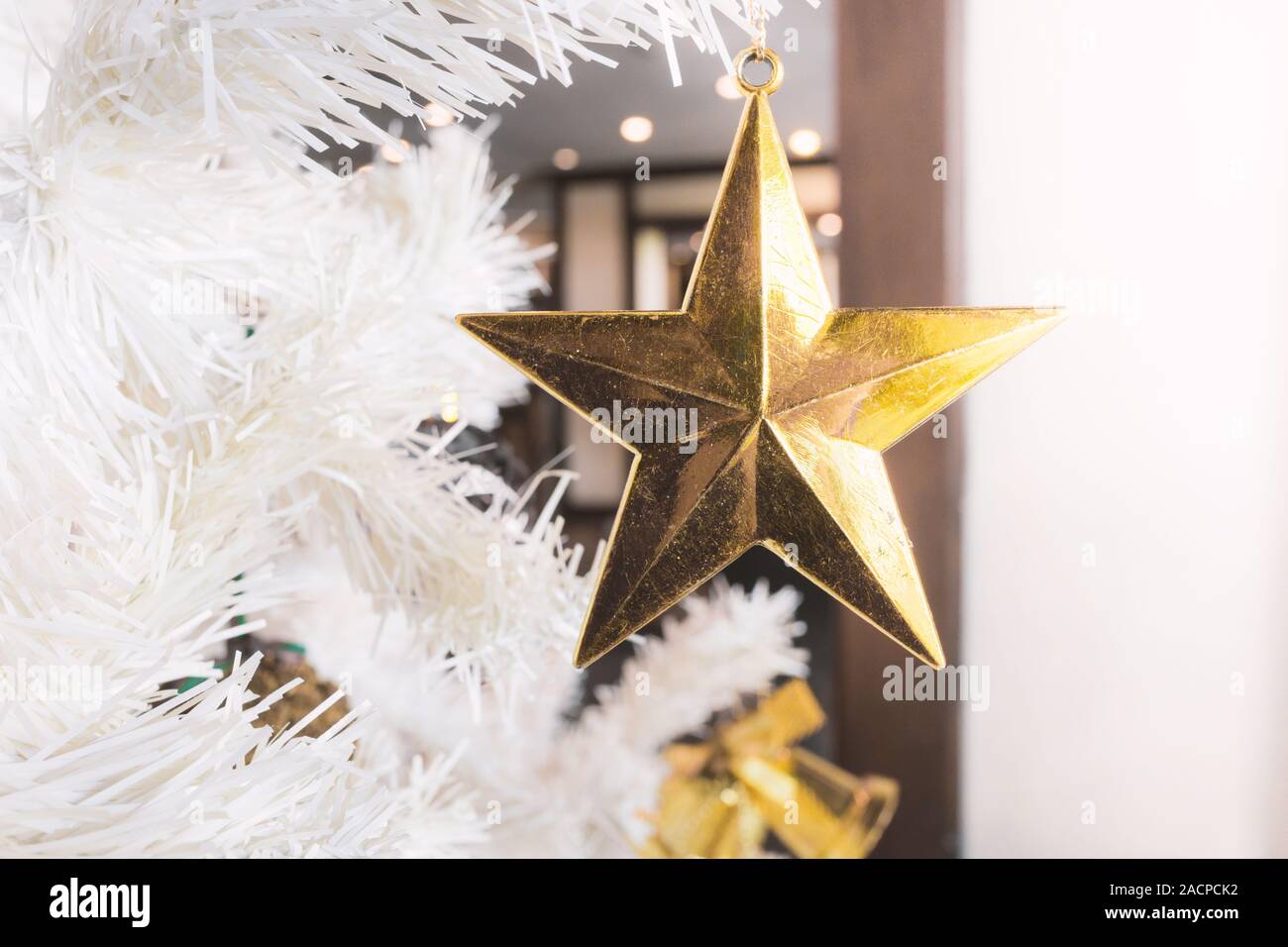 Weihnachtsbaum mit Golden Star und weißen Hintergrund. Stockfoto