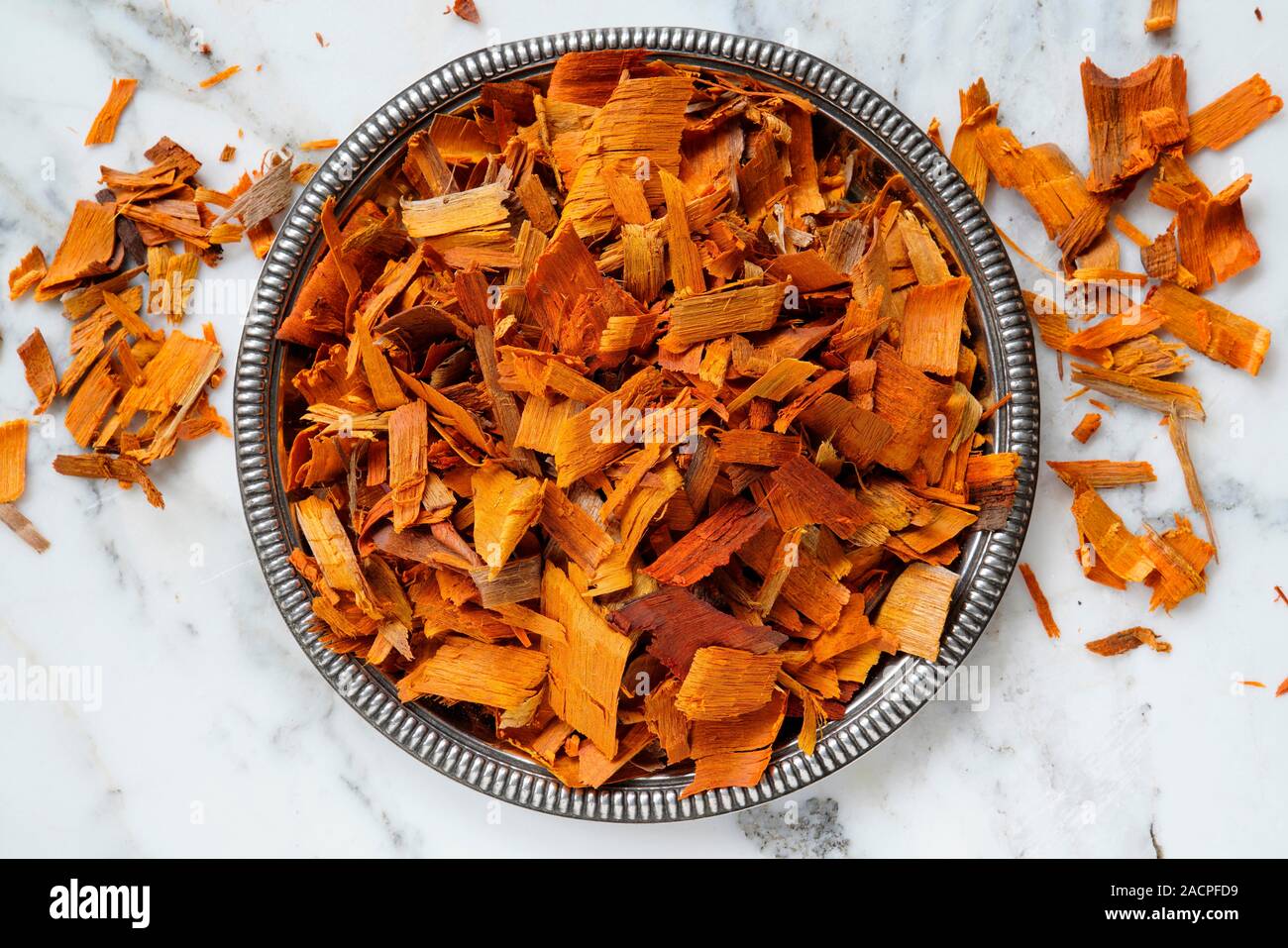 Malabar kino Baum (Pterocarpus marsupium), Hackschnitzel in eine Schüssel, Indien Stockfoto