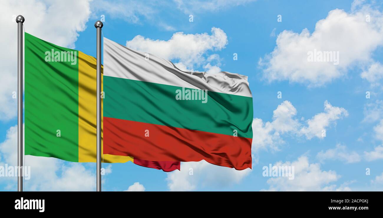 Mali und Bulgarien Flagge im Wind gegen Weiße bewölkt blauer Himmel zusammen. Diplomatie Konzept, internationale Beziehungen. Stockfoto