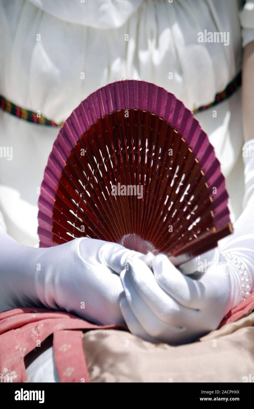 Lady Hände mit Vintage Ventilator Stockfoto