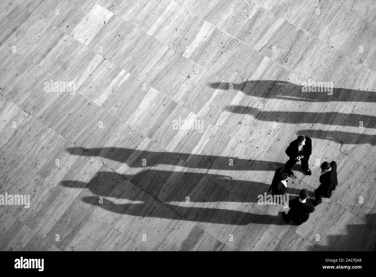 Gruppe von Männern mit Schatten Stockfoto