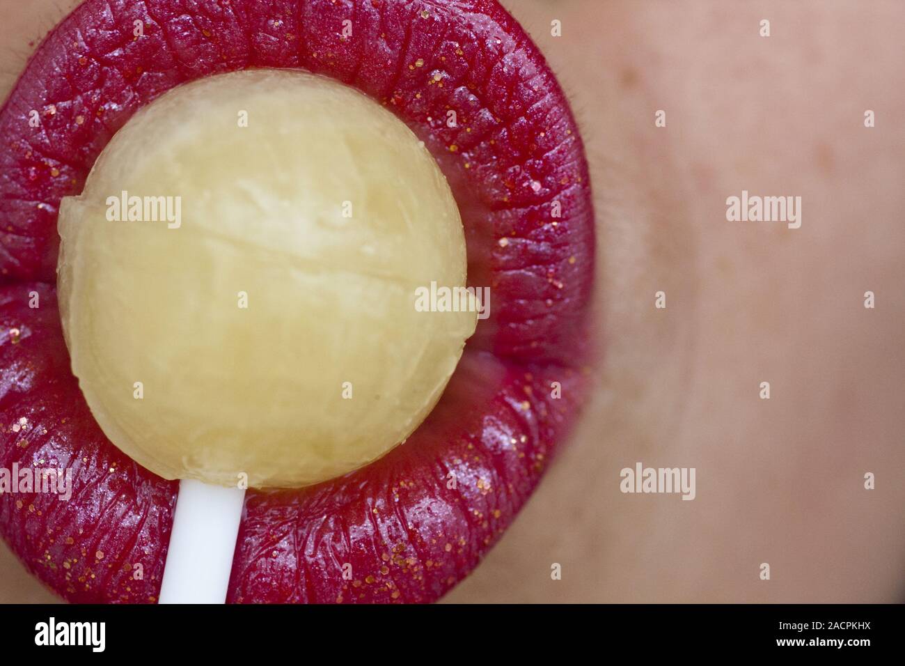 Rote Lippen mit Lollipop Stockfoto