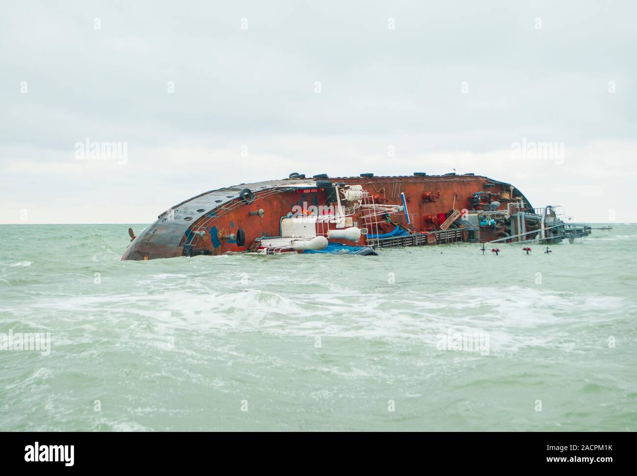 Ökologische Katastrophe. Ölverschmutzung des Meeres. Schiffbruch in der Nähe der Küste. Stockfoto