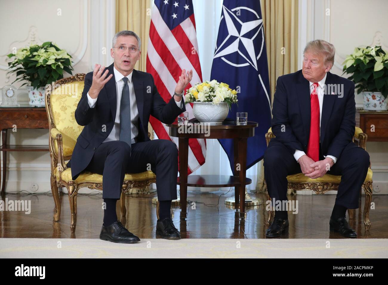 US-Präsident Donald Trump (rechts) bei einem Treffen mit NATO-Generalsekretär Jens Stoltenberg bei Winfield House, der Residenz des Botschafters der Vereinigten Staaten von Amerika, Großbritannien, im Regent's Park, London, als Staats- und Regierungschefs der NATO-Mitglieder sammeln bis 70 Jahre der Allianz. Stockfoto