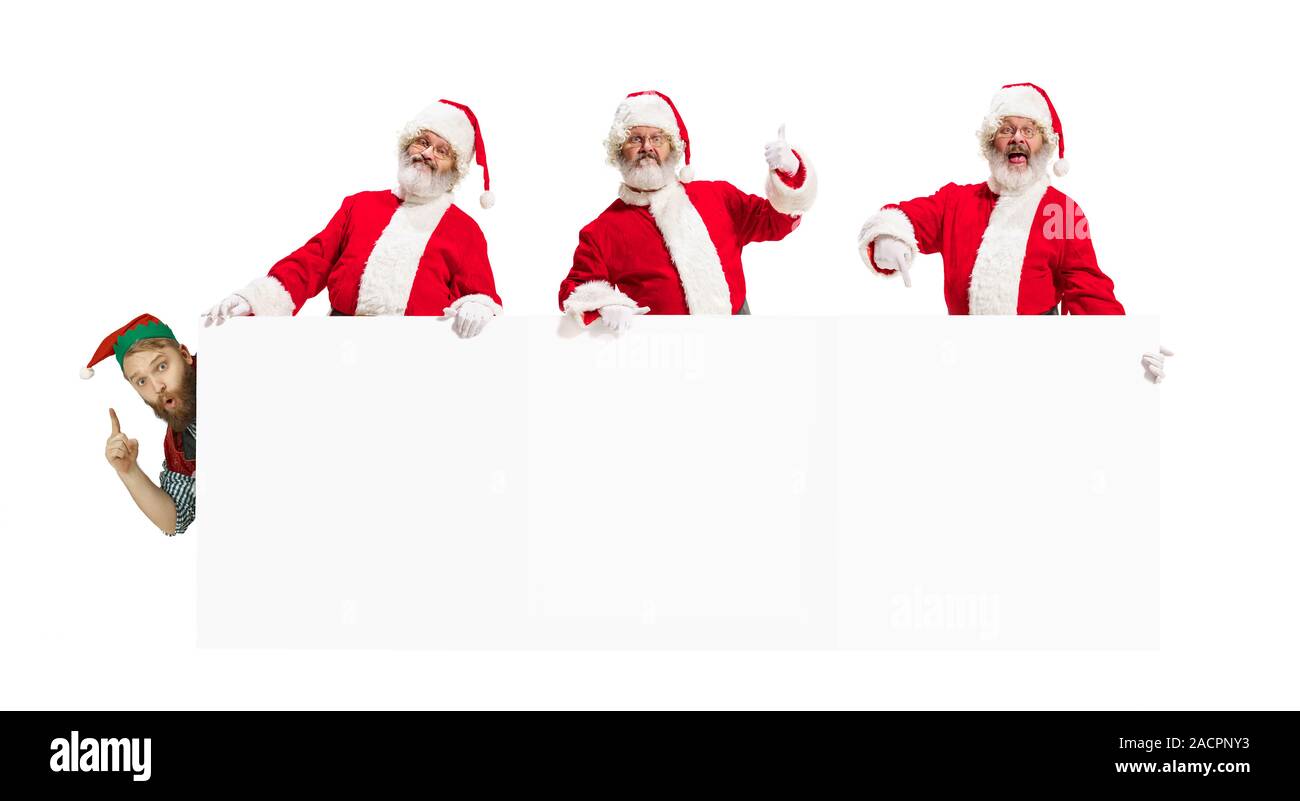 Emotionale Santa Claus Gruß mit Neuen Jahr 2020 und Weihnachten. Männer in Tracht mit großen weißen Blatt für Ihre Werbung. Winter, Ferien Stimmung, Geschenke, wünschte. Copyspace. Stockfoto