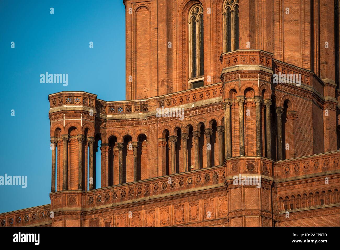 Red town hall -Fotos und -Bildmaterial in hoher Auflösung – Alamy