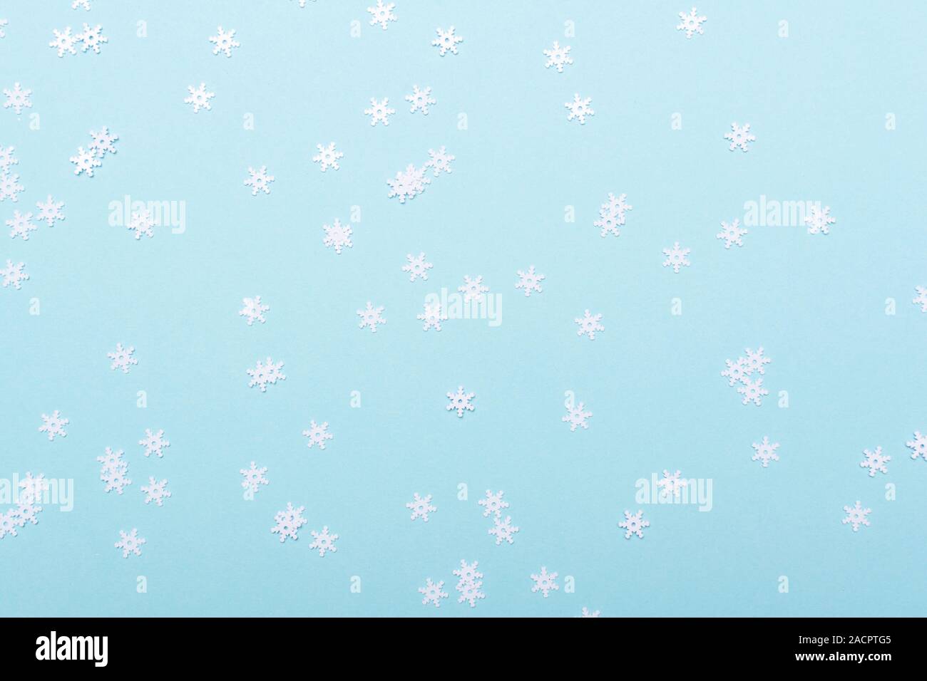 Weiß glitzernd Schneeflocken Konfetti auf dem blauen Hintergrund verstreut, Kopieren, selektiven Fokus Stockfoto