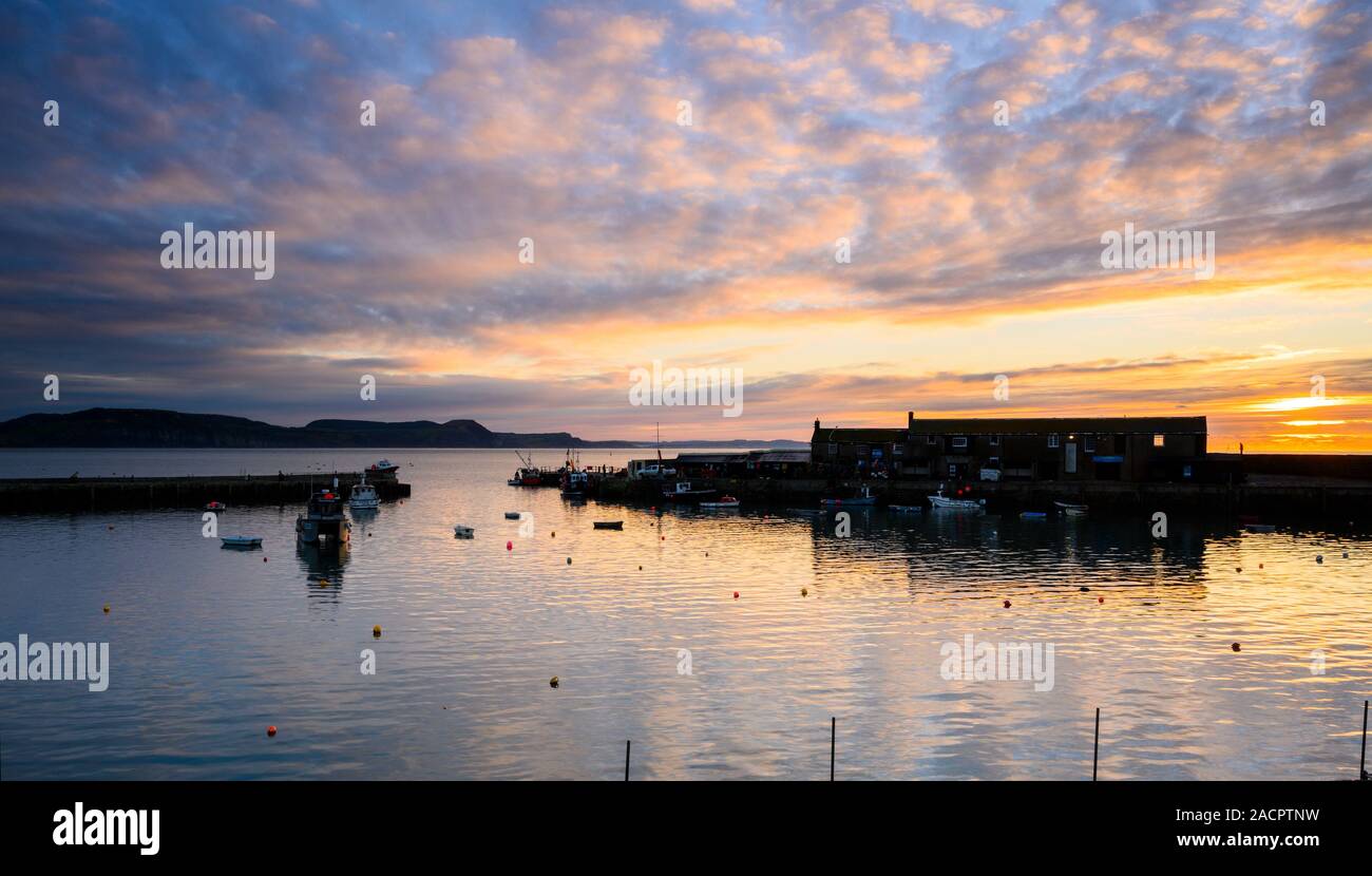 Lyme Regis, Dorset, Großbritannien. 3. Dezember 2019. UK Wetter: Ein broody Morgenhimmel im Cobb, Lyme Regis. Credit: Celia McMahon/Alamy Leben Nachrichten. Stockfoto