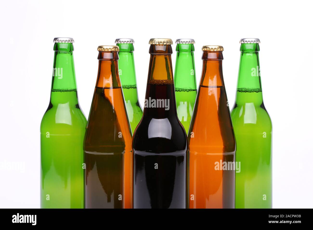 Geschlossene Flaschen Bier isoliert auf weißem Hintergrund Stockfoto
