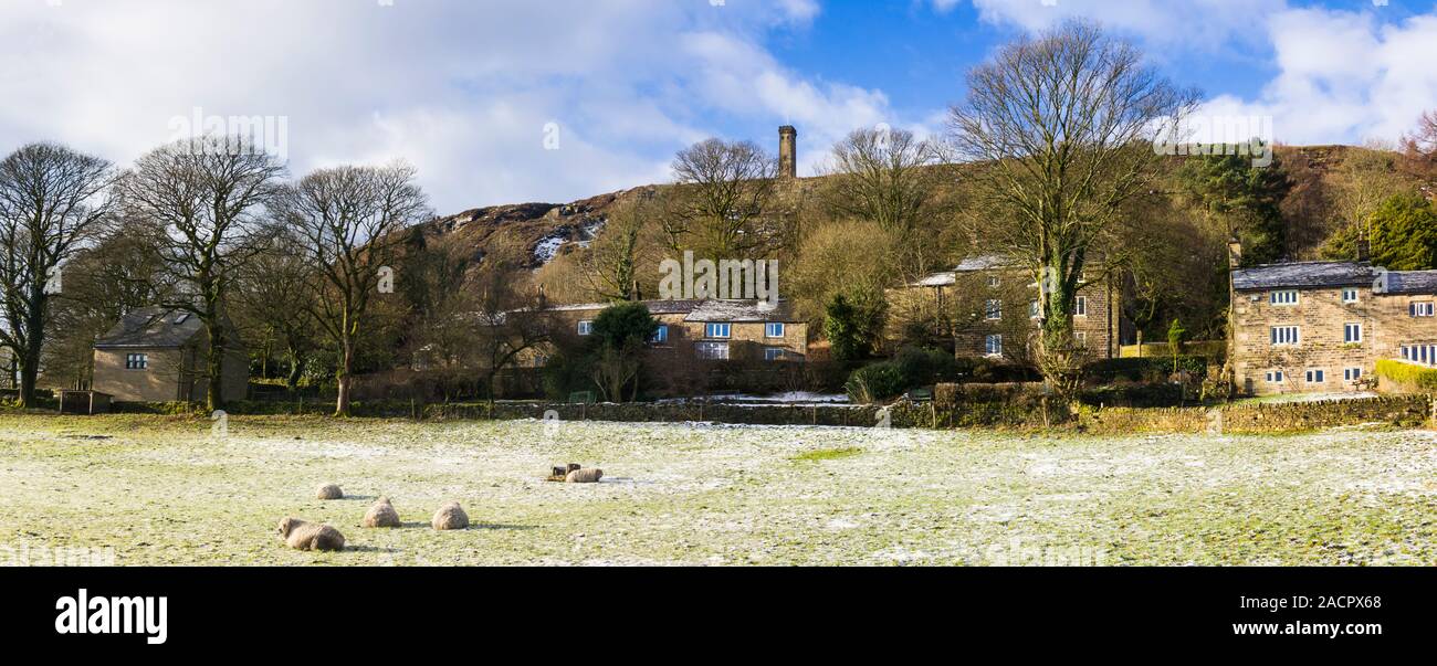 Auf Harcles Hill in der Nähe von ramsbottom in der Grafschaft Lancashire steht Peel Tower, auch als Holcombe Tower, ein Denkmal für Sir Robert Peel bekannt. Stockfoto