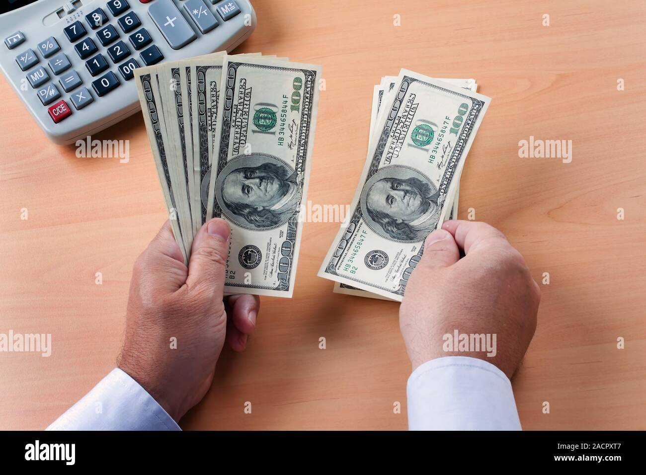 Dollar Banknoten gezählt werden. Stockfoto