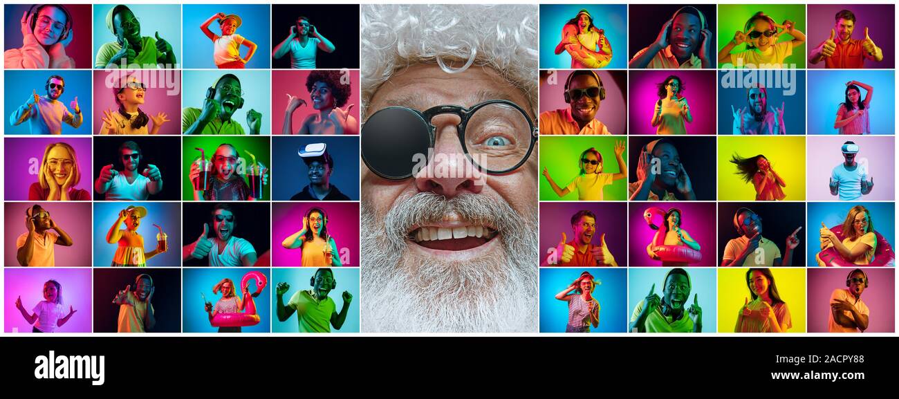 Emotionale Santa Claus und seine Entourage Gruß mit Neuen Jahr 2020 und Weihnachten. Mann in Tracht, multiethnischen lächelnde Menschen mit Mimik, bunten Hintergrund. Neon Licht. Stockfoto