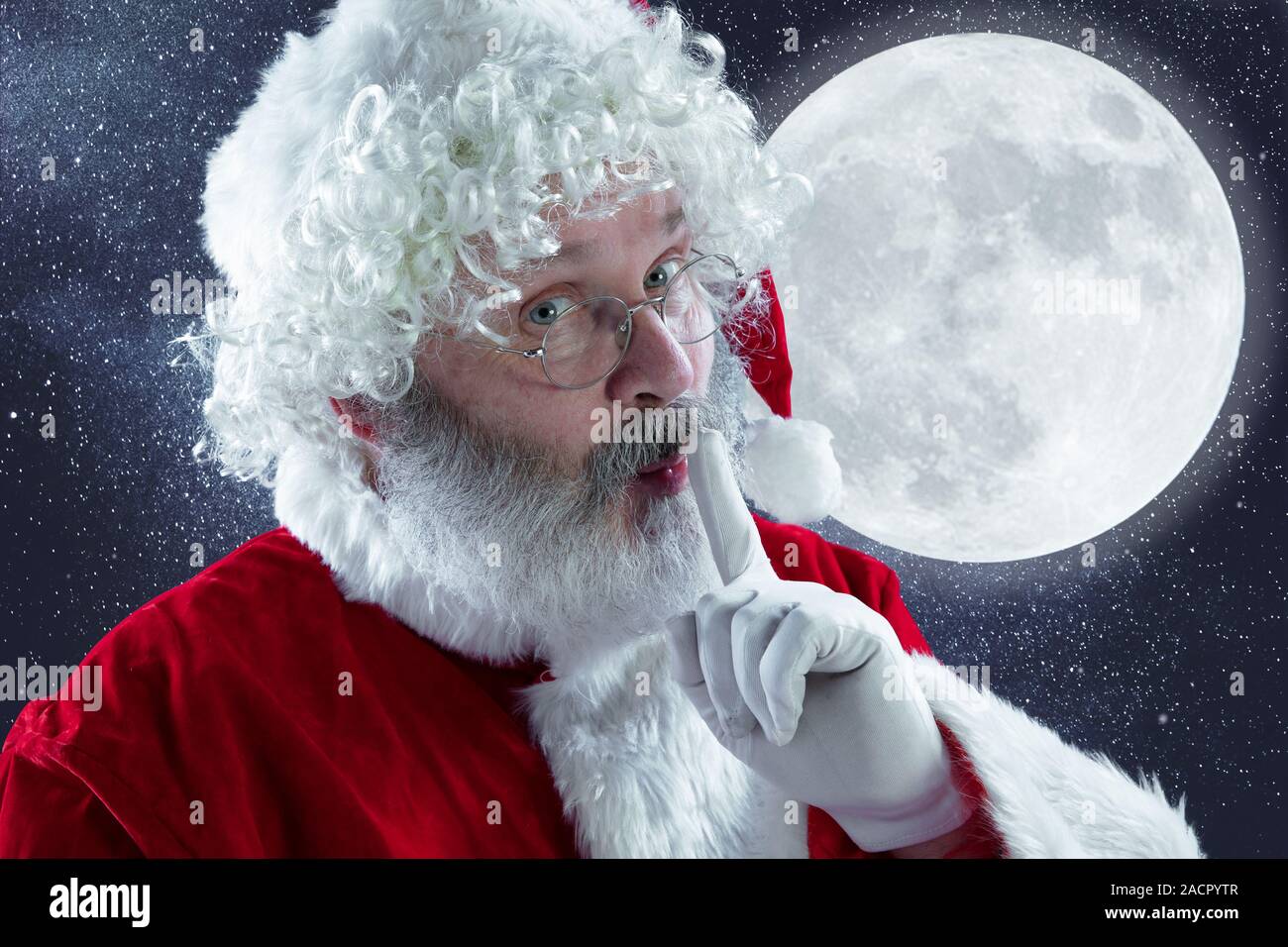 Emotionale Santa Clause gratulieren mit Neuen Jahr 2020 und Weihnachten.  Mann in traditioneller Tracht Flüstern ein Geheimnis mit Night city für den  Hintergrund. Winter, Ferien, Vertrieb, Wünsche. Copyspace Stockfotografie -  Alamy