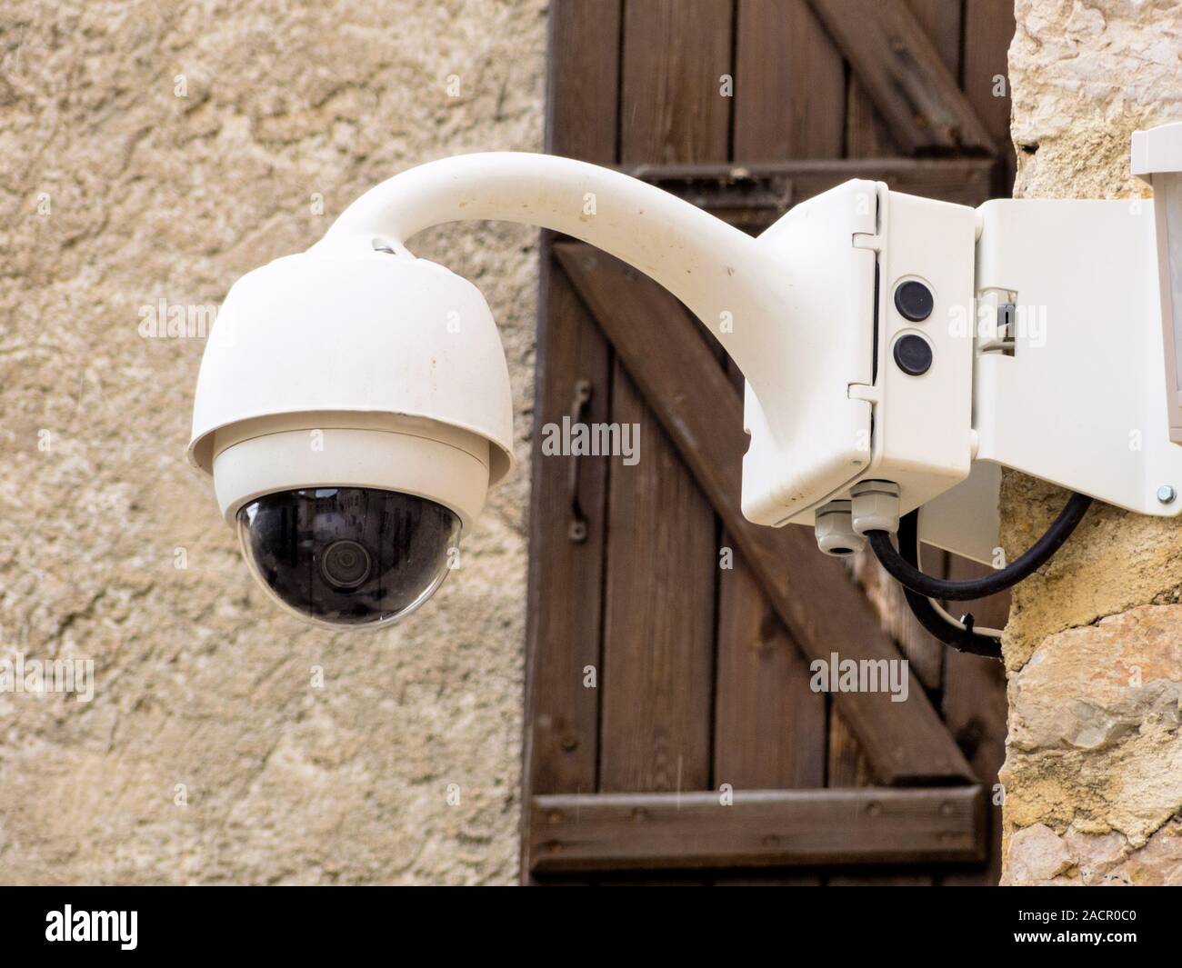 Überwachungskamera an der Wand Stockfoto