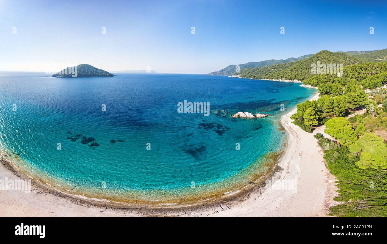 Der Strand Milia der Insel Skopelos von Drone, Griechenland Stockfoto