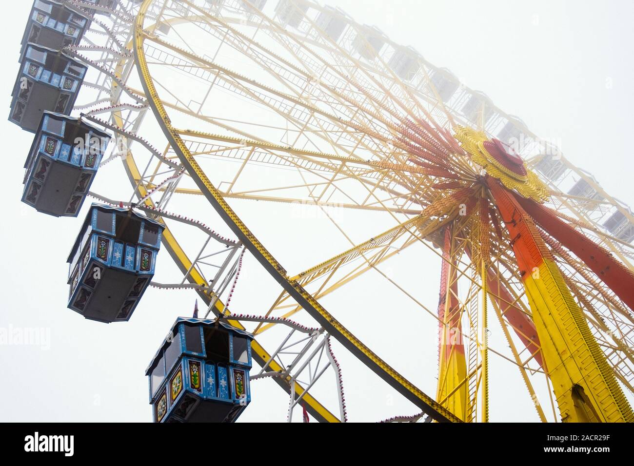Funfair / Karusell im Nebel Stockfoto