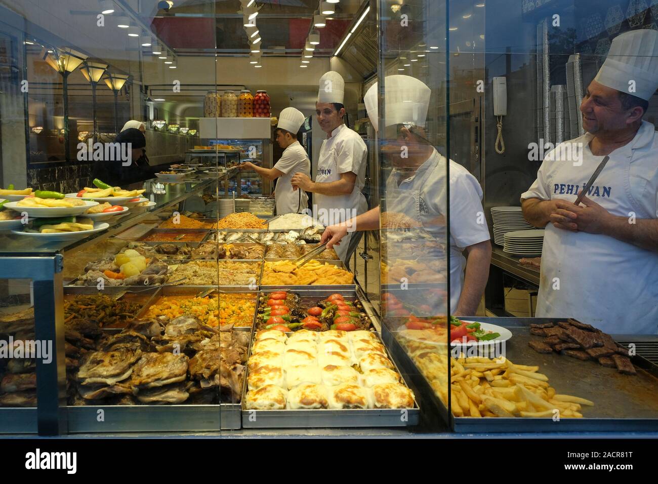 Personal authentische türkische Küche in Pehlivan Restaurant in Istiklal Caddesi einer der berühmtesten Alleen in Istanbul, Türkei, Stockfoto