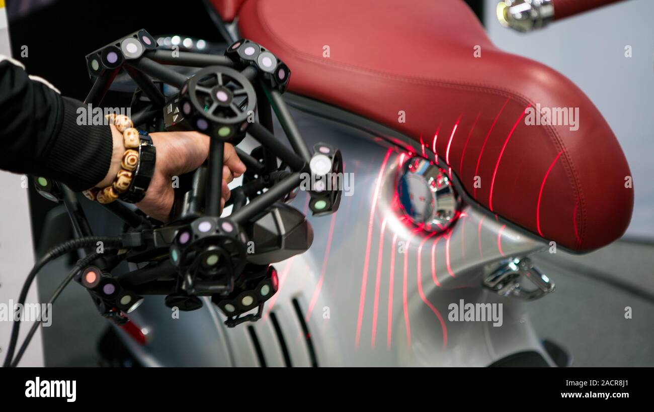 Taiwan-26 April, 2019: der Mensch hand Scannen ein Motorrad mit einer Messmaschine 3D high precision Teil für das Reverse Engineering. Tragbare 3D Scann Stockfoto