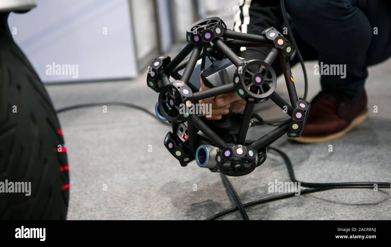 Taiwan-26 April, 2019: der Mensch hand Scannen ein Motorrad mit einer Messmaschine 3D high precision Teil für das Reverse Engineering. Tragbare 3D Scann Stockfoto